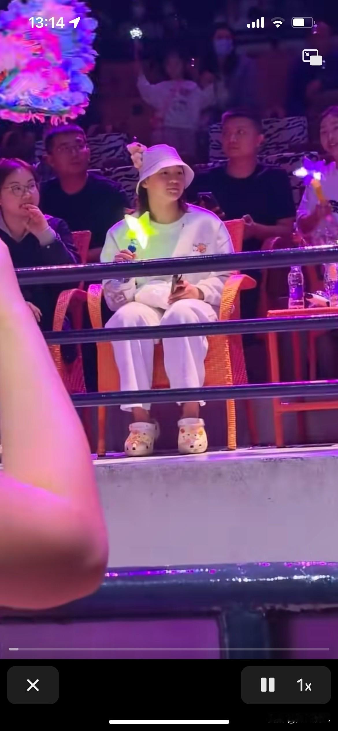 全红婵一个人孤零零的看节目表演，也是最安静的，没有其他闲杂人等，难得看到婵宝这么