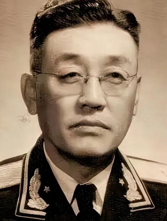 1955年，授衔典礼结束后，贺晋年正要离开，韩先楚却主动上前敬礼，贺晋年苦笑一声