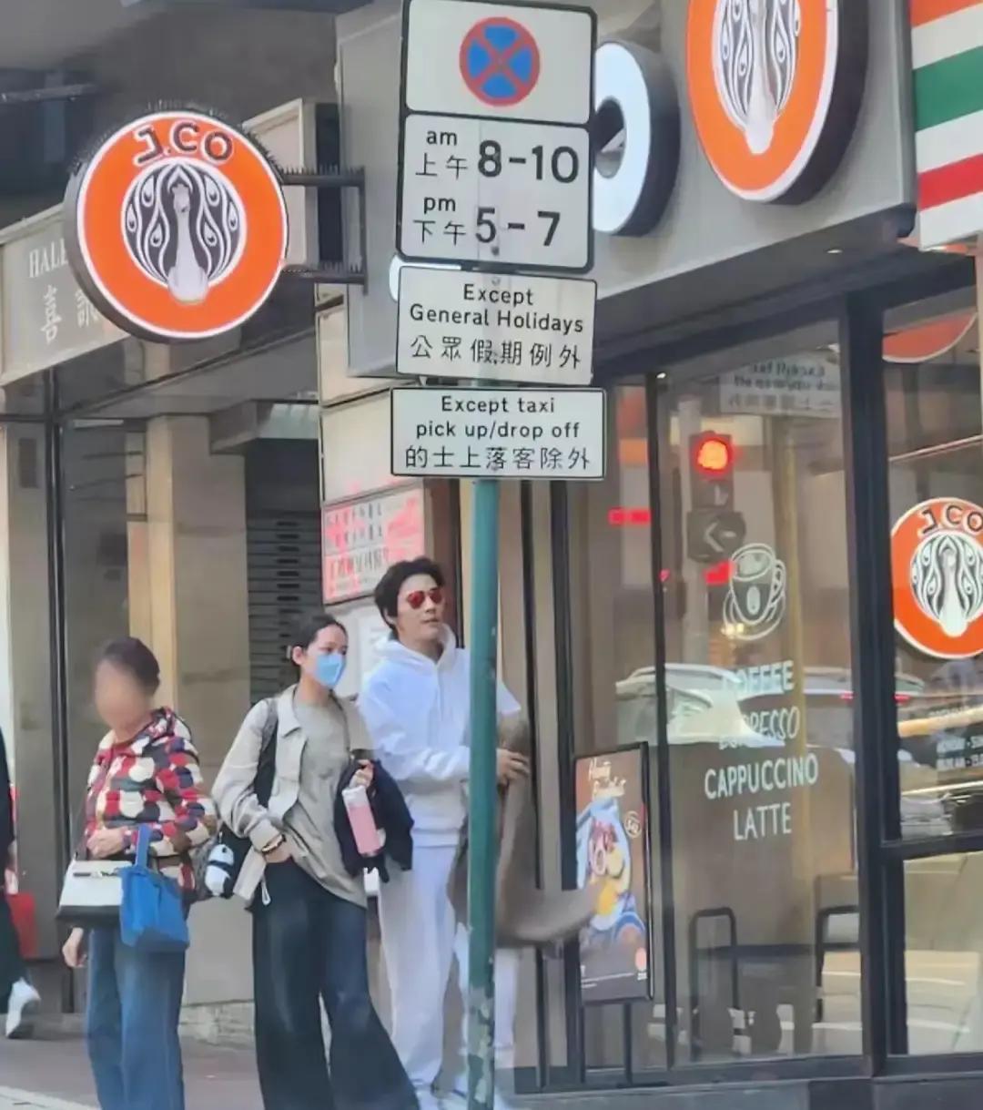 看见向佐郭碧婷在香港牵手，我愣了三秒。这根本不是明星和保镖，是185cm巨人和他
