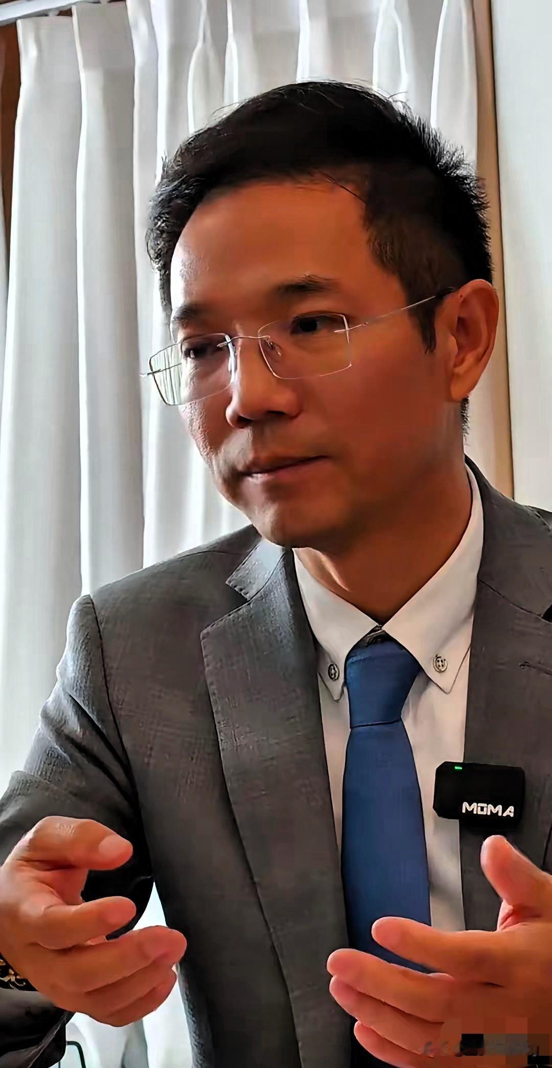 李律直播间的混战，哪是支持分明是添乱！三根肋骨被打断都没低头的他，对着公屏两次抱