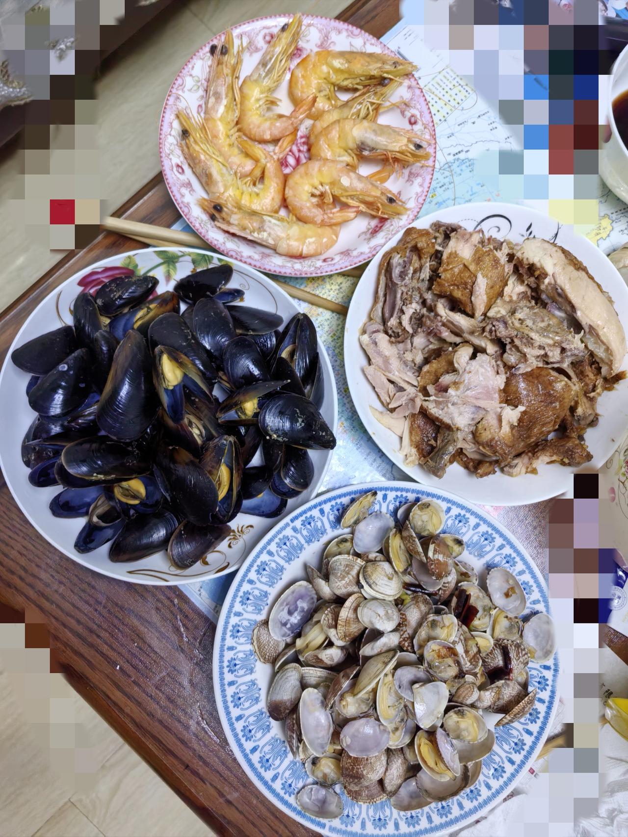 我妈老了以后变得偏心了，我妹妹回家我妈兴高采烈，我要回家我妈却不让我回。以前