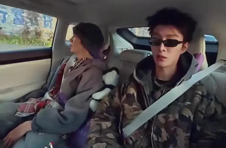 范丞丞凌晨五点才睡，金晨五点已经跑完五公里，这俩人活脱脱一个夜猫子一个晨鸟。我