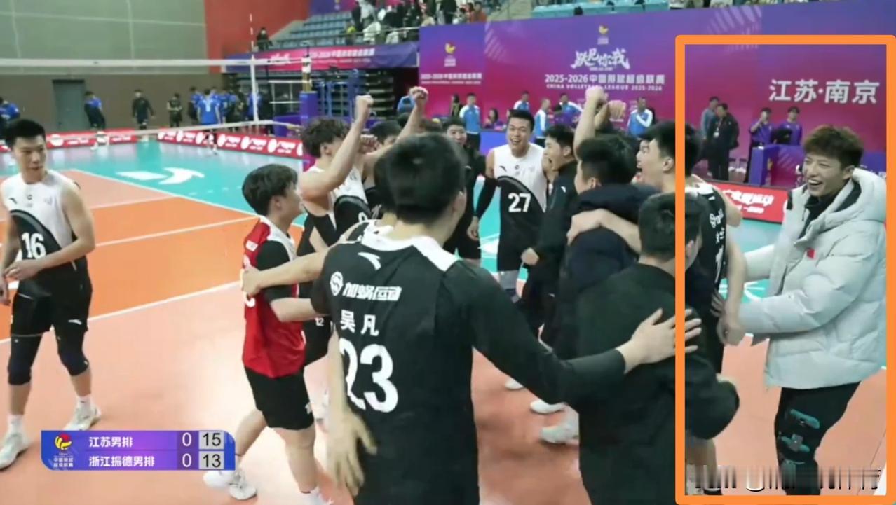 江苏男排金局制胜冲A成功！“男明星”吴昊泽左腿受伤严重戴着护具冲下场与队友庆贺胜