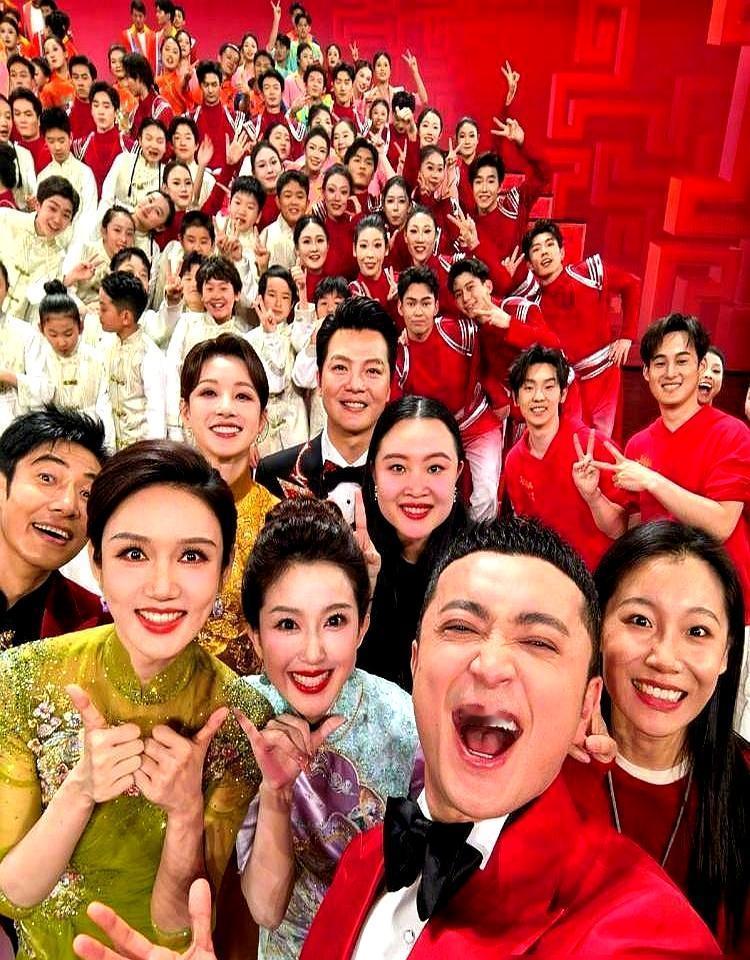 刚说完“再见”，春晚主持龙洋转身冲进后台，哭了。她摘耳麦的手都在抖，整个人