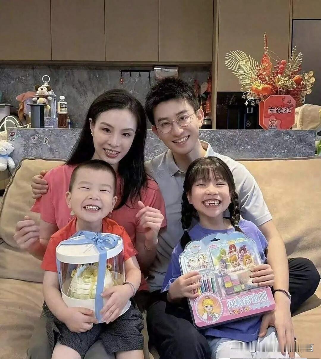 跳水皇后吴敏霞气质出众，身材好，本人真的超级年轻，脸上没有什么皱纹，老公戴着眼镜
