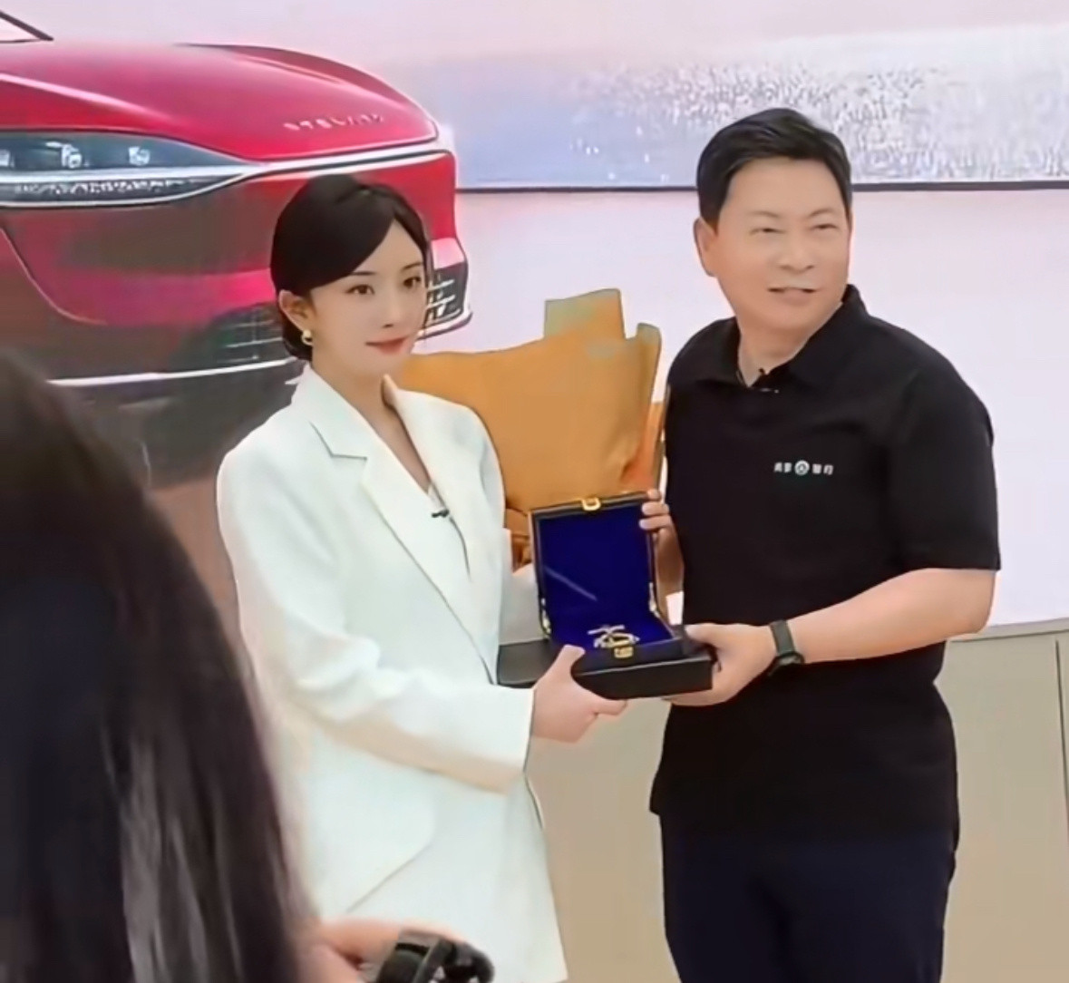杨幂穿着睡衣回国在纽约结束维密大秀的杨幂回国，接机的是一台绿色的享界S9T[d