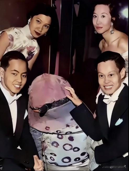 1957年中国的两位科学家杨振宁和李政道共同获得诺贝尔物理学奖，获奖原因是他们提