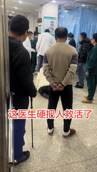 医院抢救室发生的惊心动魄的一幕！一名危在旦夕的重病患者在医生和护士的全力抢救下