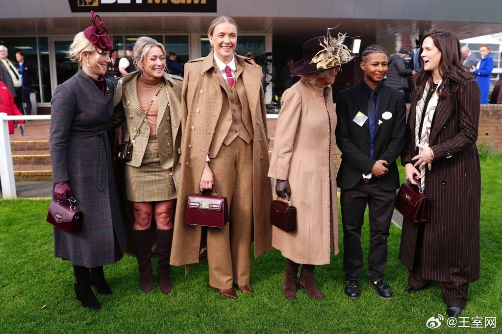 英国王室🇬🇧3月11日，卡米拉王后出席切尔滕纳姆赛马节第二天的活动，外甥女