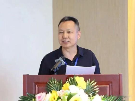 四川省攀枝花西区的汤兴文快退休了还上了热搜！他是1968年出生的四川宣汉人，有着