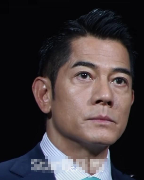 六十岁的郭富城真的没有想象中的那样青春永驻，近镜头下，他皮肤暗沉，眼袋浮肿下垂，额头纹明显。眼睛没有