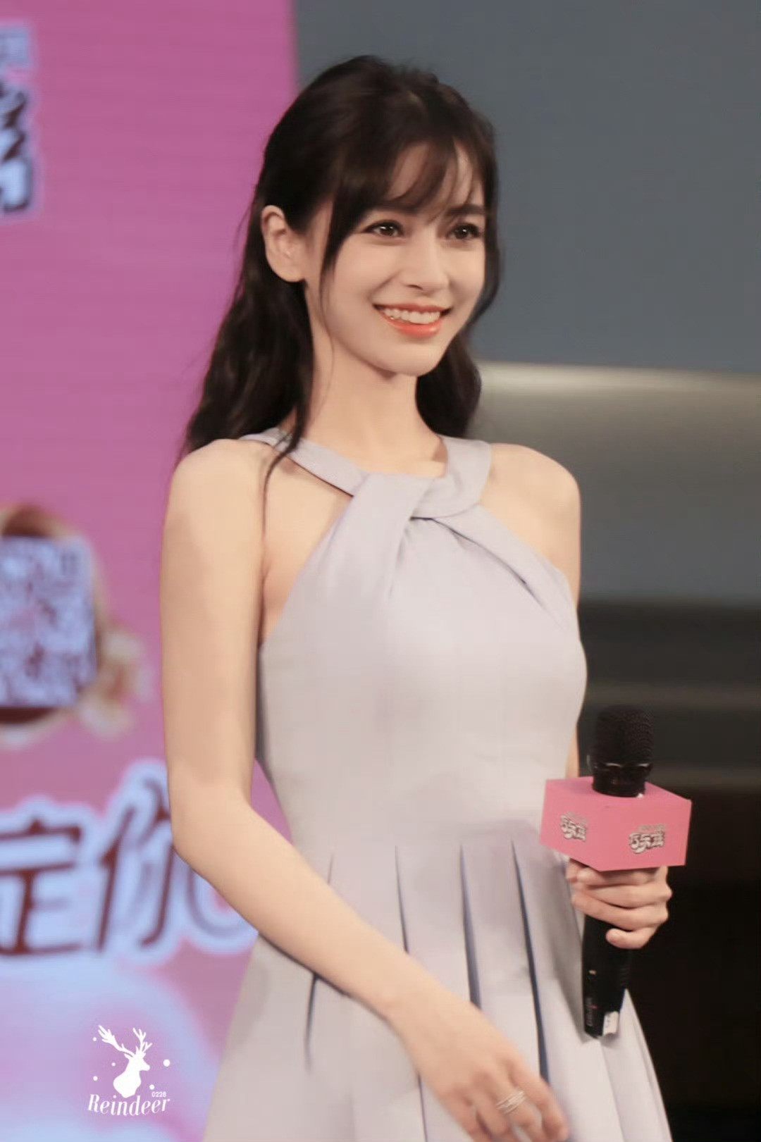 angelababy今天是甜度满分的妹宝，甜妹漏齿笑让人毫无抵抗力被萌化