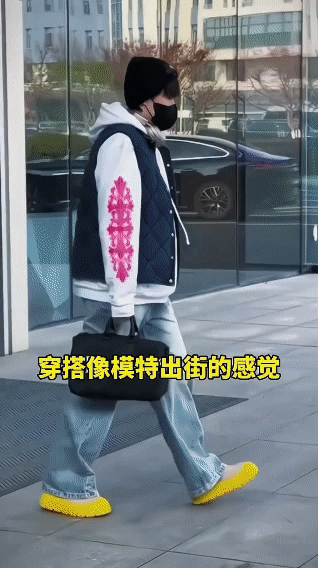 他下飞机后做的第一件事，不是去酒店，而是处理背上的伤。王楚钦抵达南京。备战