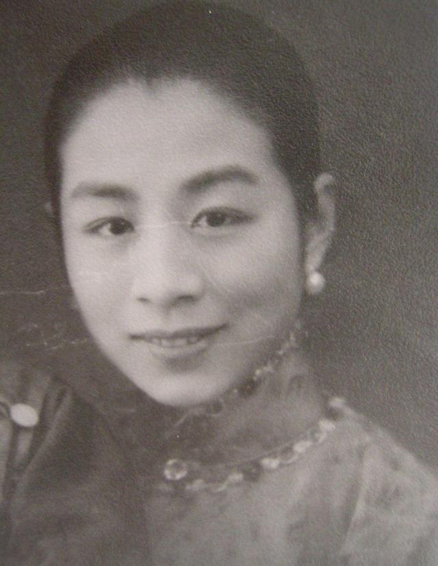 李鸿章的侄孙女李国秦因为不能生育，就收养了一个漂亮的养女。有一天，养女突然怀孕了