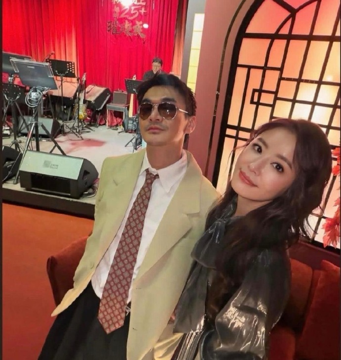 林心如在台北办50岁生日派对，她留着一头卷发，化着精致的妆容，脸部保养得宜，看起