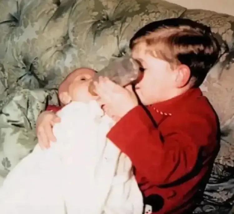 安德鲁王子从小就帮妈带娃，读书上学学规矩一样没落下。他哄弟弟时，自己还是个大萌