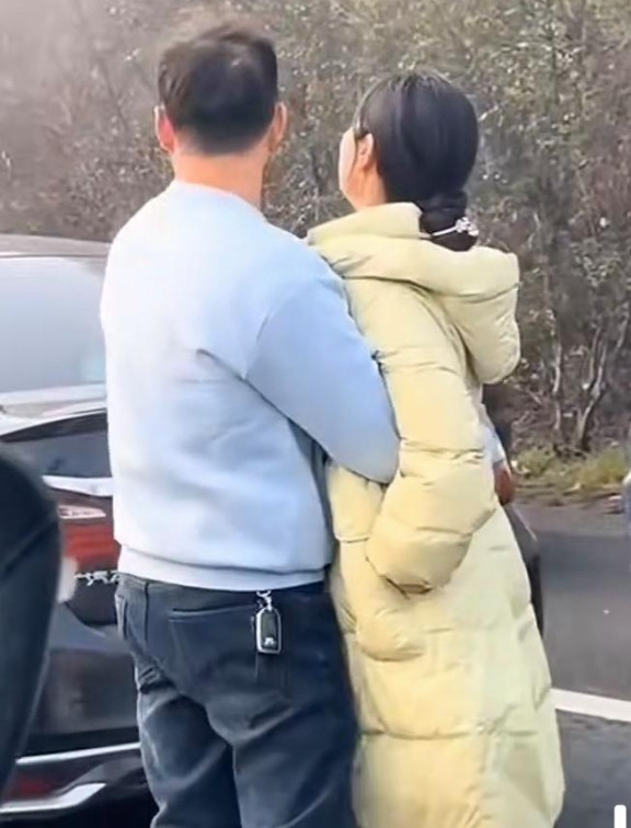 人怕出名猪怕壮高速公路上堵车，这对秀恩爱的男女引起热议，而一女子却指出，男子是