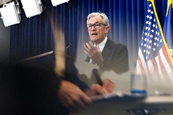 鲍威尔向特朗普宣战，深夜投下2个重磅炸弹，美元美股再遭双杀 要搞懂这事儿的来