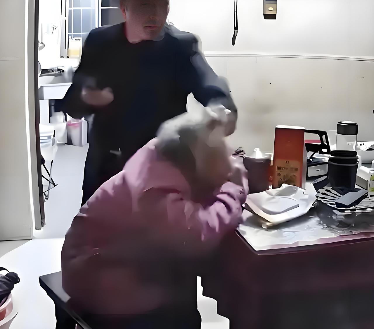 50多岁的男人竟然对93岁的老母亲大打出手，据说竟然是因为管他要5块钱去买吃的。