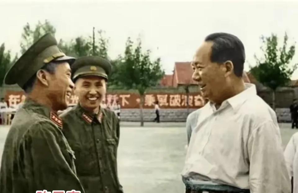 一张珍贵的老照片。1958年8月9日，毛主席在山东视察调研时与在长征时担任过自