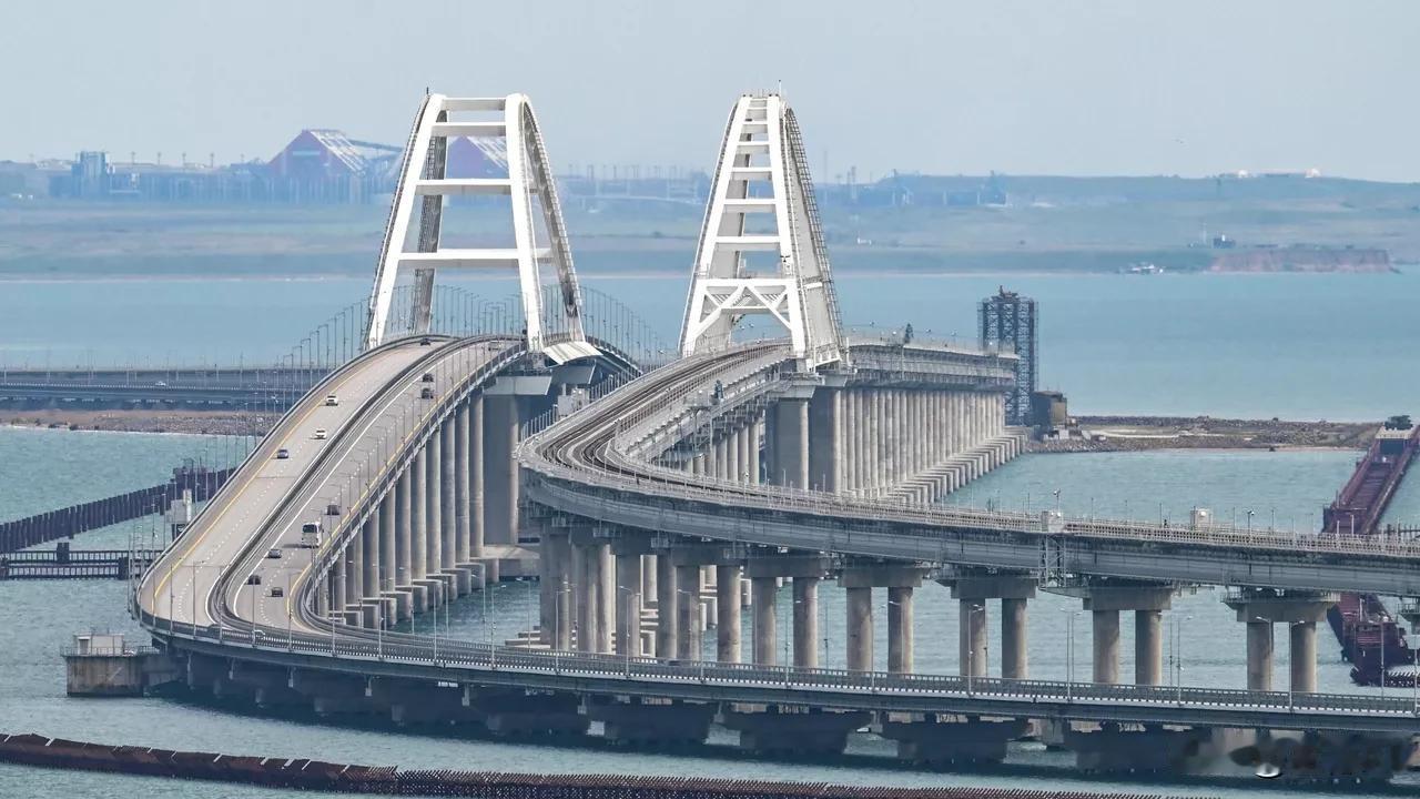 2026年6月23日俄新社消息，克里米亚大桥机动车通行临时封闭，相关交通管控中心
