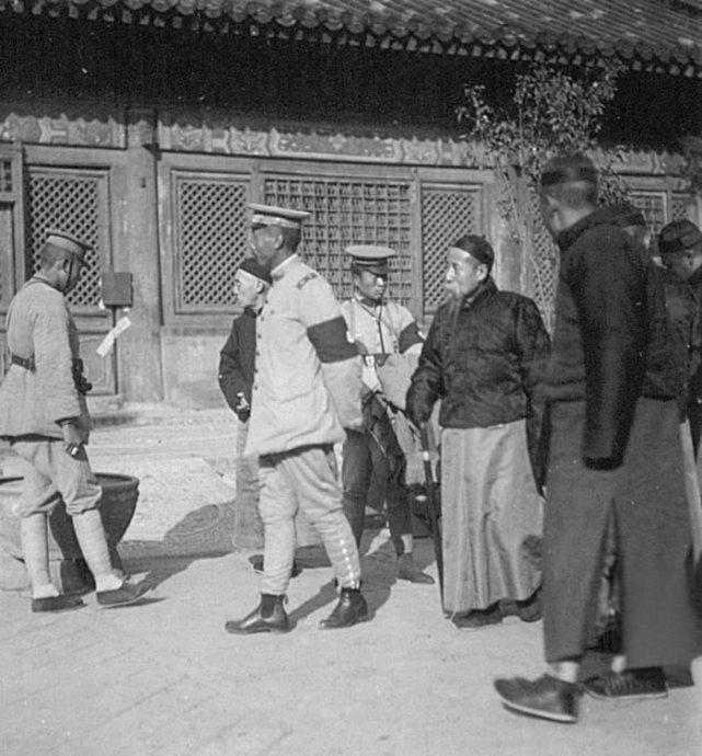 1924年11月，紫禁城永寿宫前，身着军装的正是冯玉祥部将领鹿钟麟，他正带领卫兵