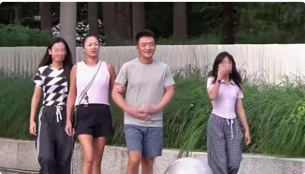 瞿颖机长老公正面照曝光！外形帅气出众，俩继女身材也惊艳众人