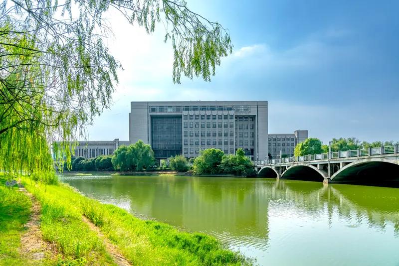 研究了一下曾医生这个人，不查不知道一查吓一跳，原来是科室里难得的“宝藏”。