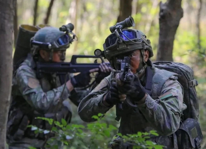 单兵综合演练，酱鹰味儿十足！#致敬中国军人