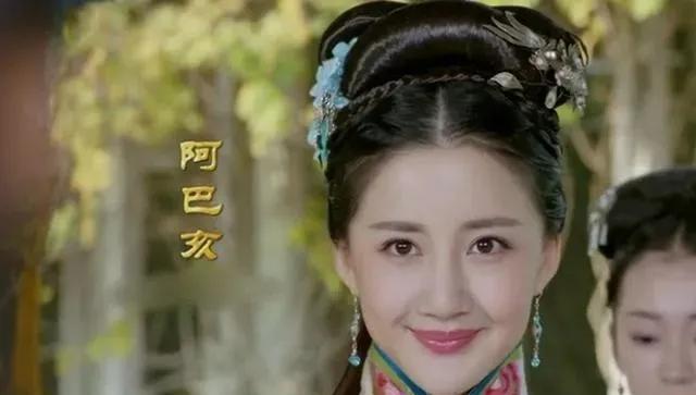 1626年，努尔哈赤刚过世，一条白绫就套在大妃阿巴亥脖子上。她双手拉扯着白绫，拼