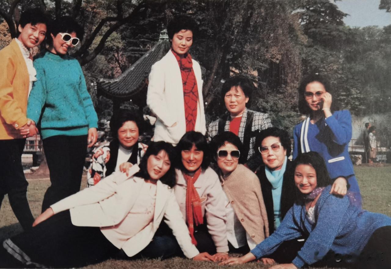 八十年代，上海红楼越剧团合影，有老辈越剧名家，徐玉兰、王文娟、孟莉英，还有新一代