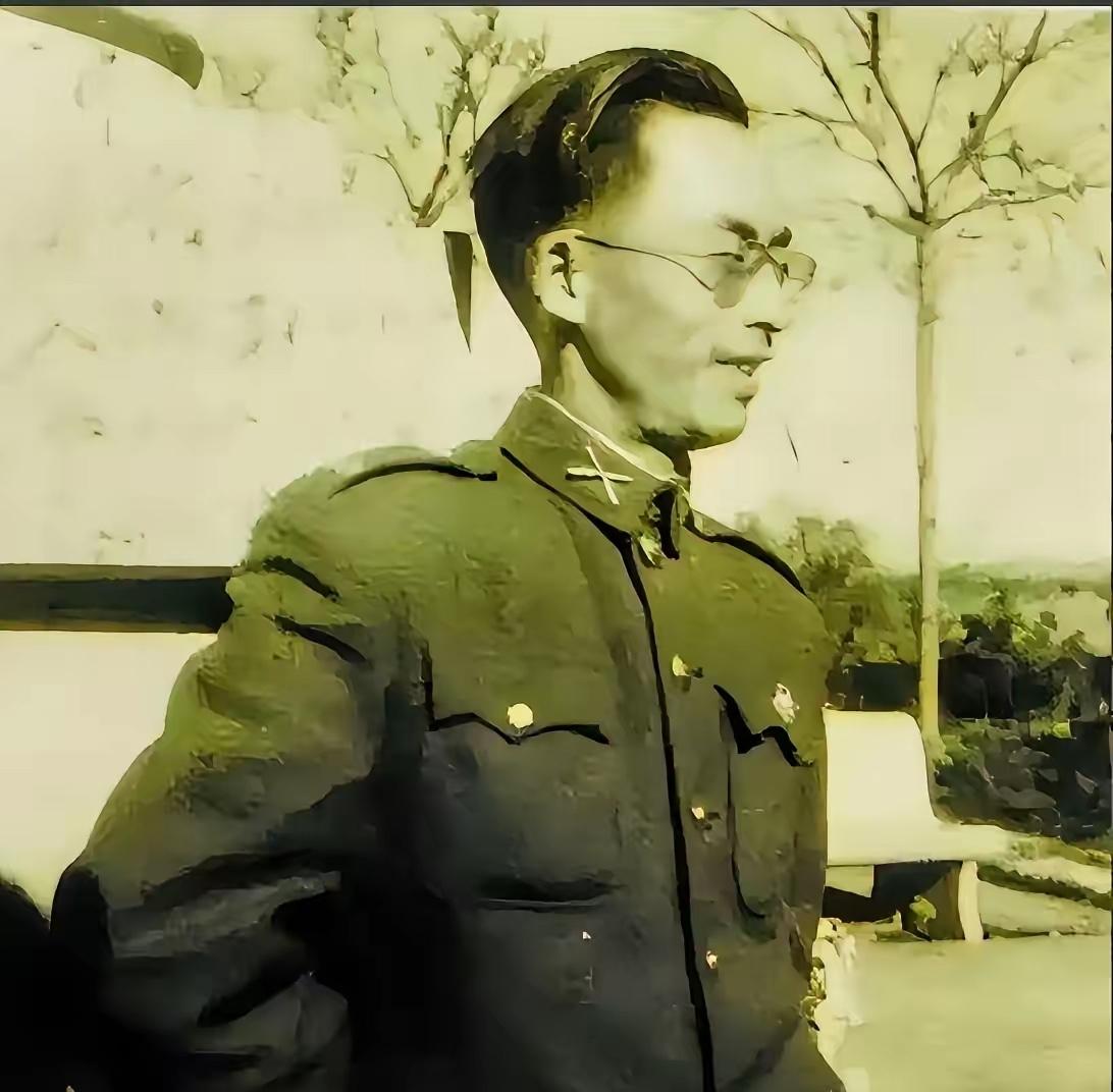 1949年4月，被俘的国民党副师长竟笑了。他冲我军团长喊：“老同学，别押我，我是