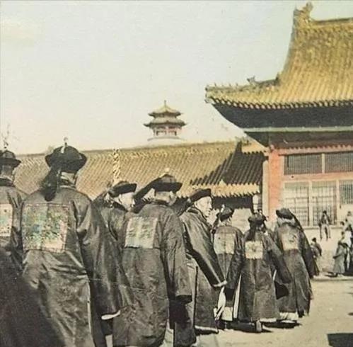 清朝行政设置非常吊诡，看着权大未必权大，官员互相牵制——两广总督权很大吗？广西巡