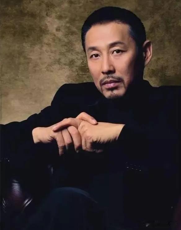 人这辈子，最危险的两个敌人，一个是自己的嘴，一个是身边的熟人。管住自己的嘴，就保