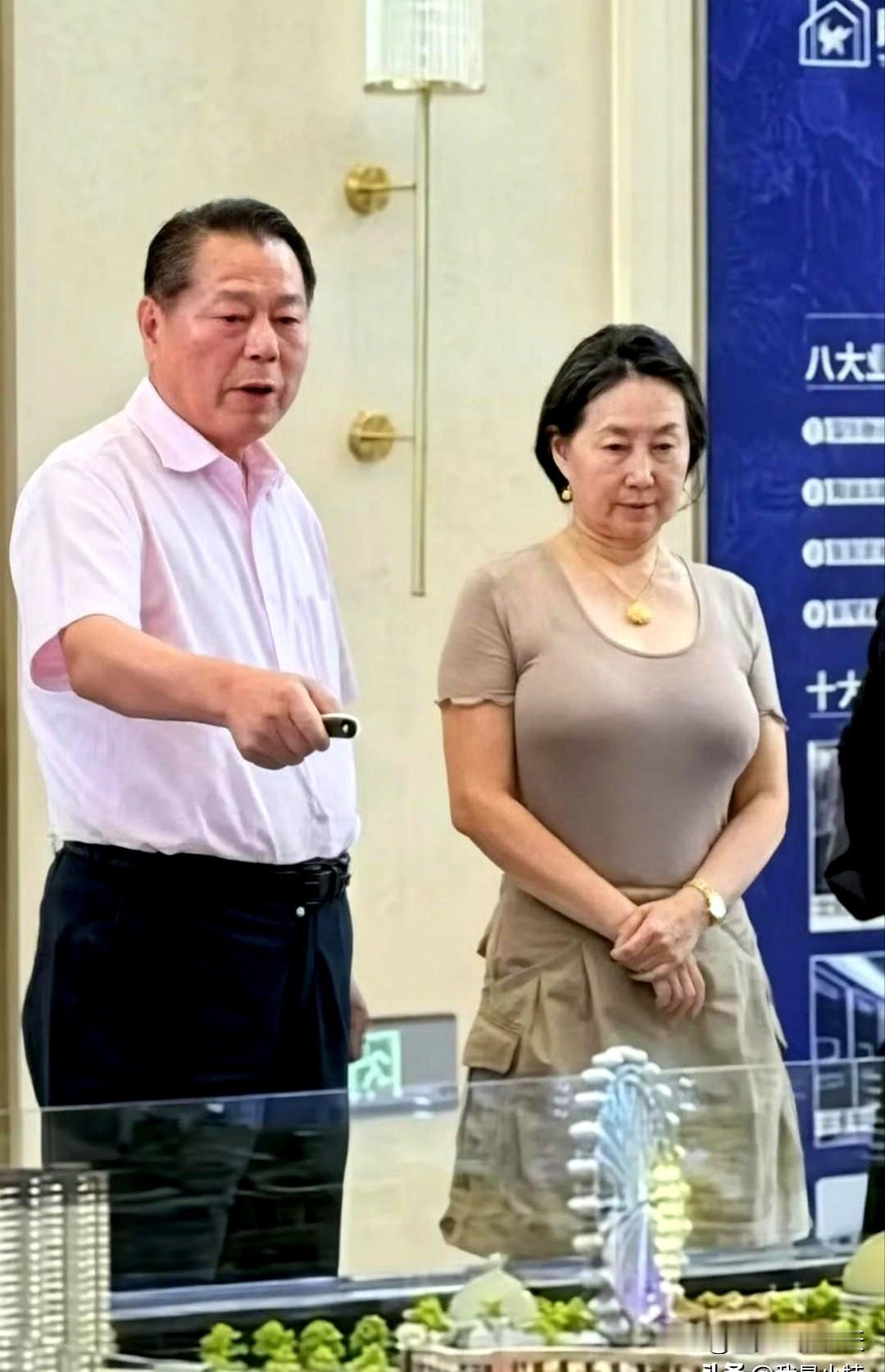 当六旬的何超琼在镜头里走过来时，状态不止是好，像把岁月打磨成光泽。风韵在拐角处