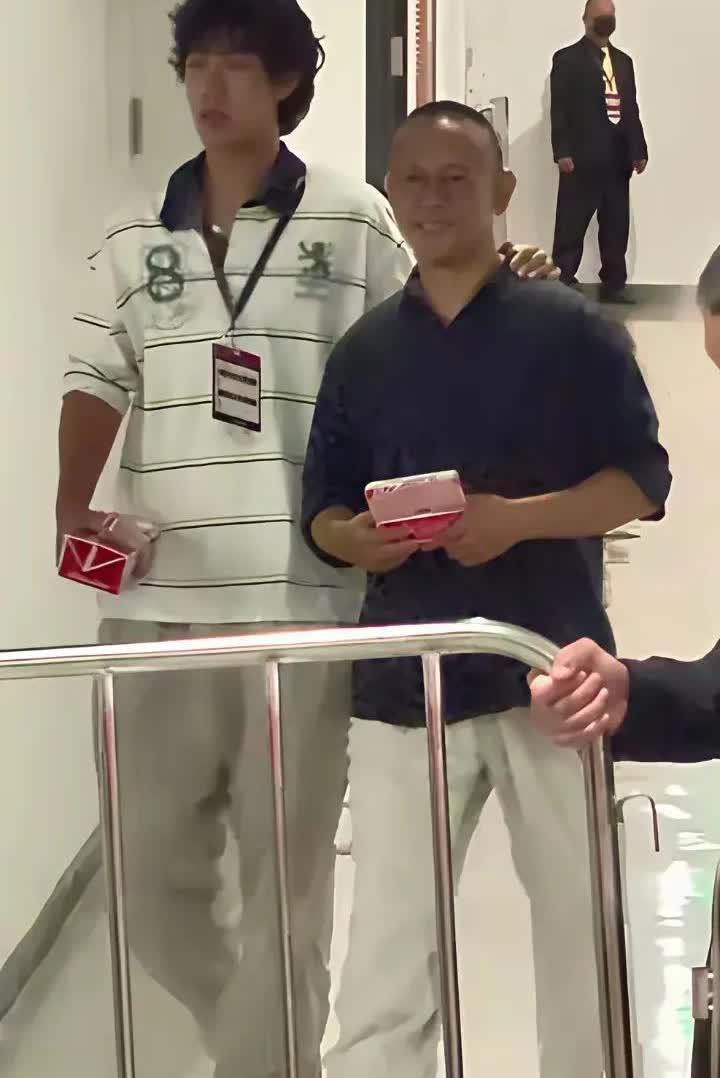姜文的大儿子都长这么高了，姜文有两个儿子，一个是2006年，一个是2009年出生