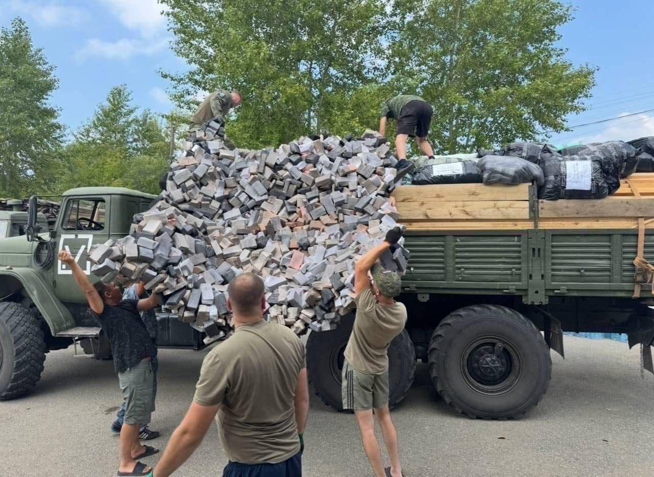 俄罗斯的士兵获得了新型伪装网。没错，它们很稀有，但看起来真的很酷。不过这个不应