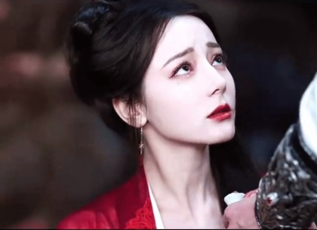 看大数据，🐧女顶剧《白日提灯》已经被👖空降剧《月鳞绮纪》赶超了，是迪丽热巴不