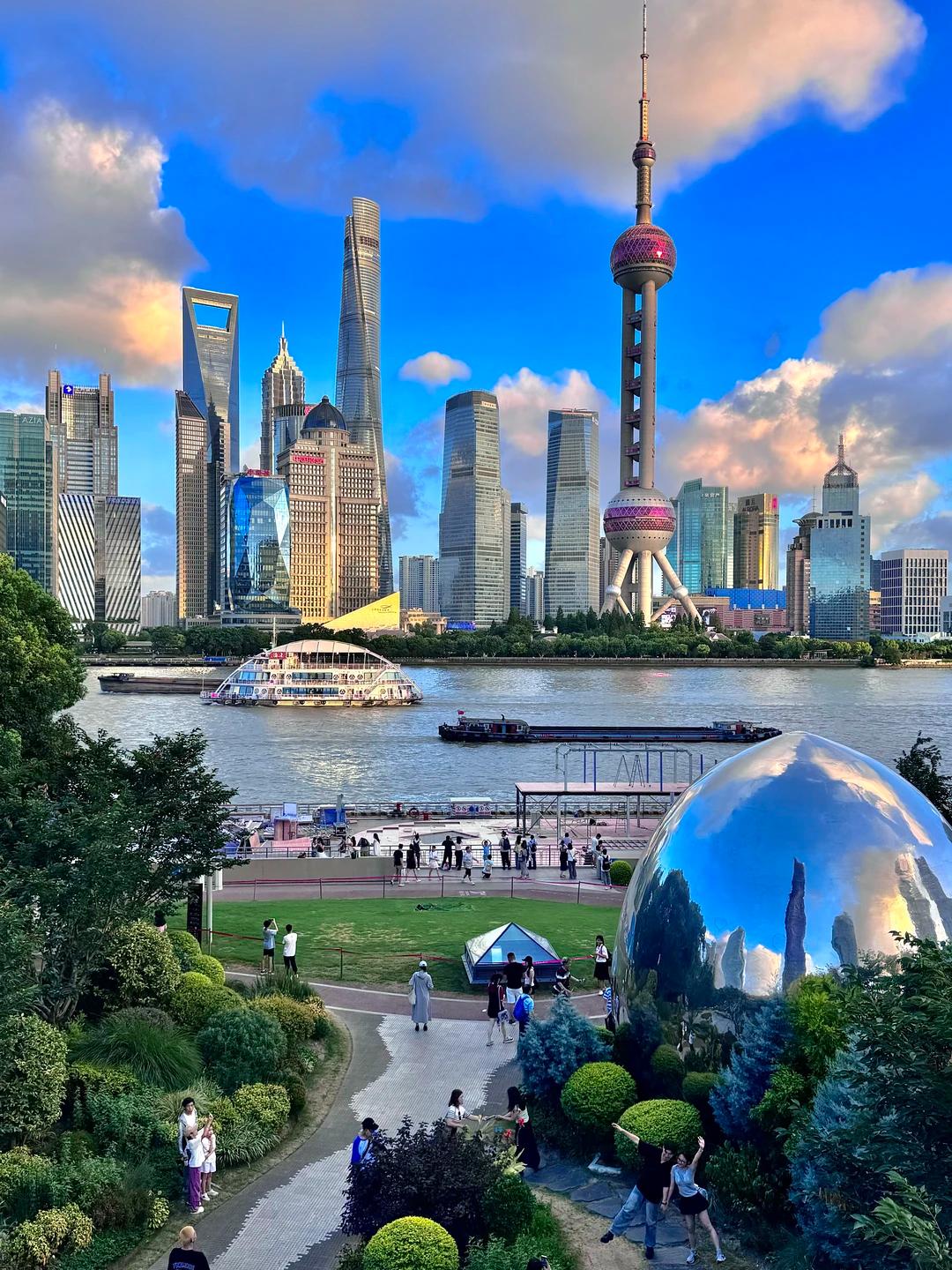 如果完全靠市场竞争，没有政策干扰，上海人口超过6000万不是没可能。假设全国完全