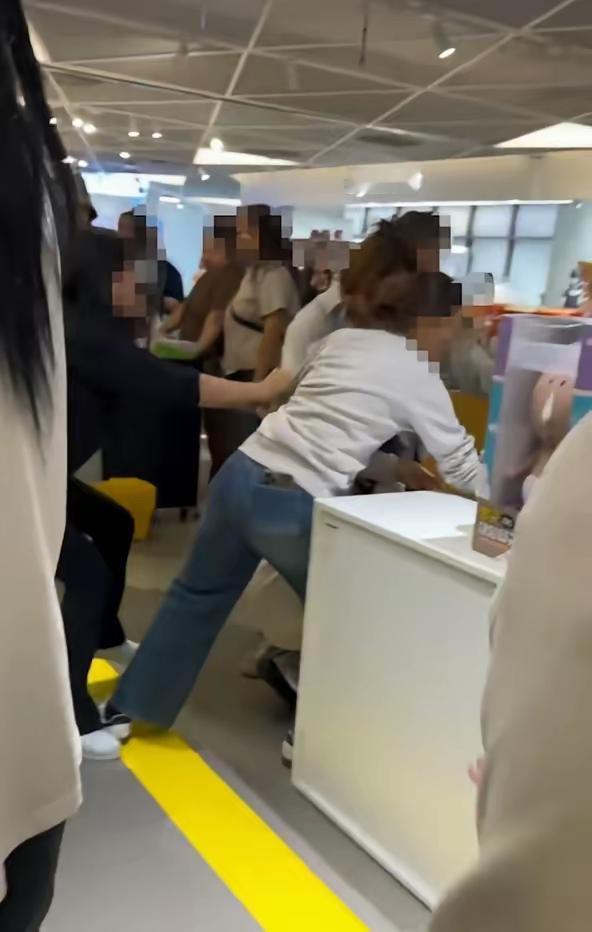 首尔街头发生激烈冲突！一名法国女子当众放话“全世界都厌恶中国人”，旁边中国女生瞬