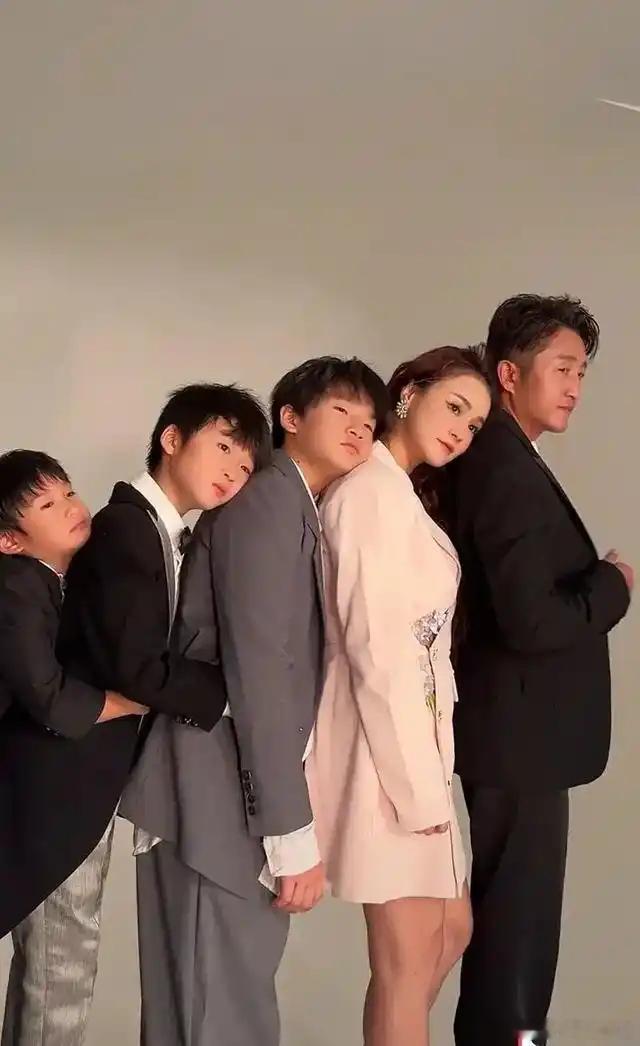 呵呵，最记得综艺《妈妈是超人》里，有一段冉莹颖教育儿子不能浪费的镜头：冉莹颖：水