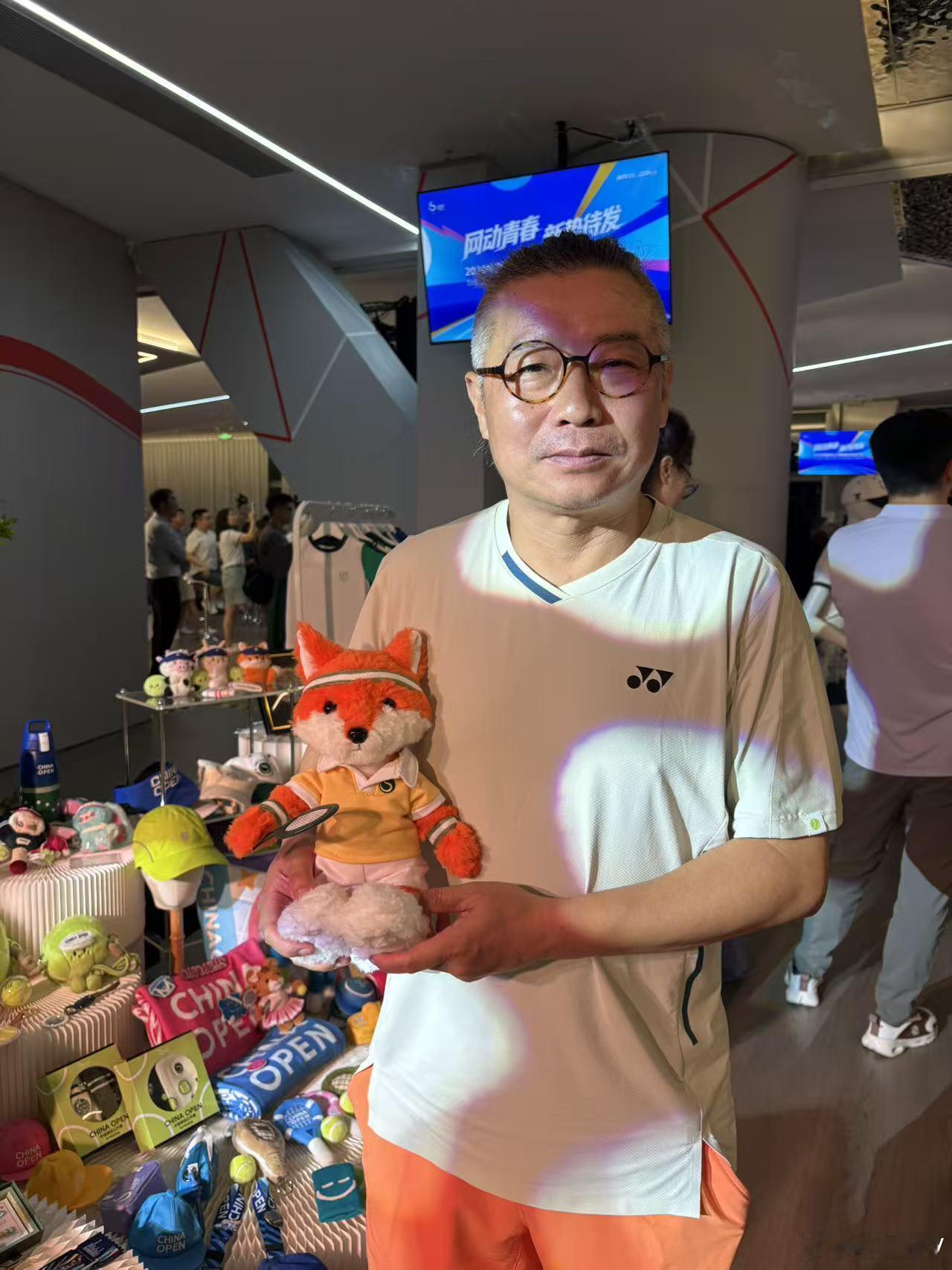 今天去领证件，看到钻石球场外立面的海报换人了，辛纳没了，郑钦文边上换成了兹维列夫。昨晚闹钟醒来得知#