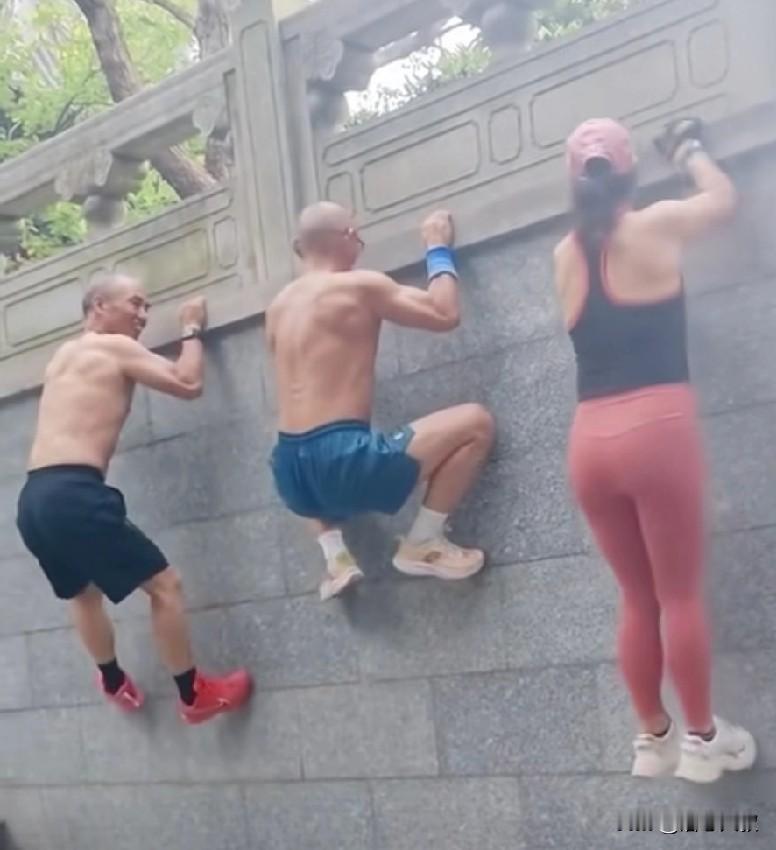我敢断定，如果没有这个女的，这几个大爷早都撑不住了。