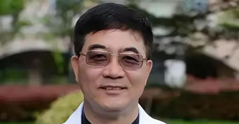 上海中山医院心内科顶尖专家葛均波，在为一名19岁少女实施心脏手术时，竟突然浑身颤