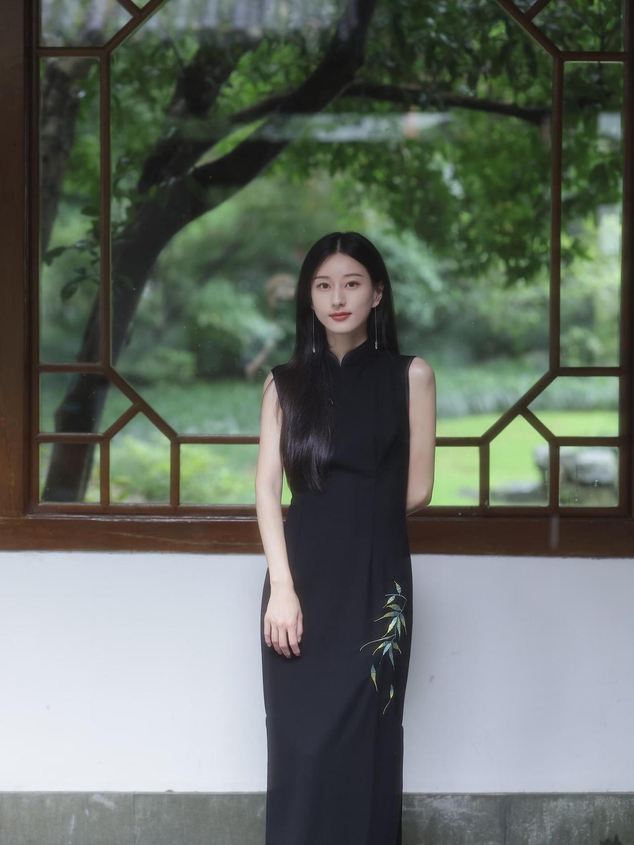 优雅黑裙绿意盎然静谧时光高级质感黑裙国风穿搭
