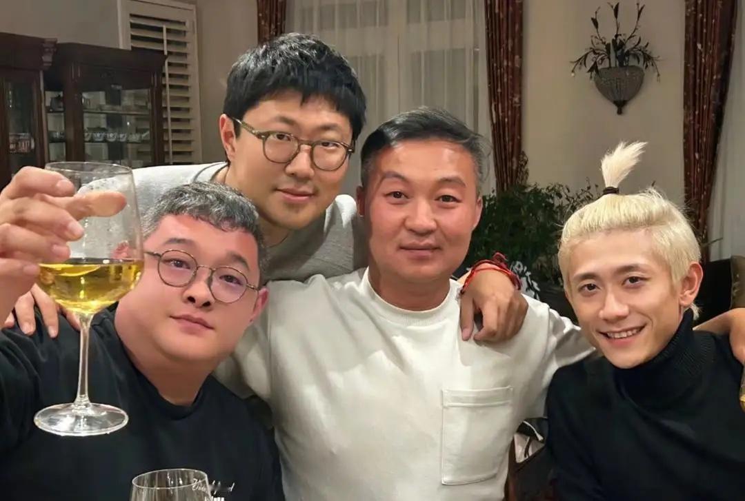 34岁张一山在新年和好哥们聚餐，他染了一头浅色棕发，痞帅感十足，身材和面容消瘦，