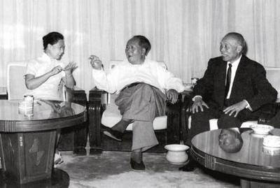 1965年，毛主席劝蒋介石回大陆，老蒋提出六个要求，毛主席：同意。新中国成立后，