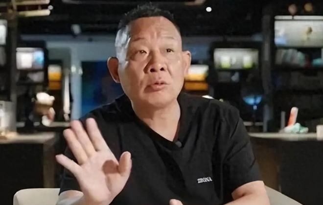 事情闹大了！8月9日报道，于东来在直播中扔出重磅炸弹，宣布旗下首家大型综合商场，