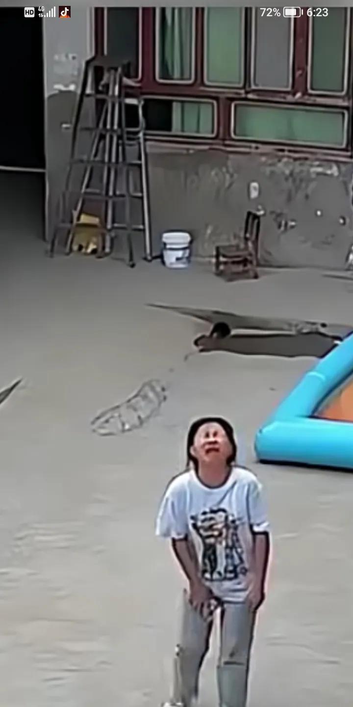 泪涌，可怜的女娃，爸爸得急病离世了，妈妈改嫁不愿带她，说她是托油灯，女娃一回到家