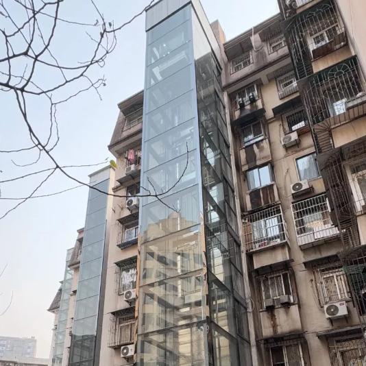 我们小区加装电梯，吵了三年。一楼李大爷拍着桌子喊：“挡我光！吵我觉！还让我出钱？